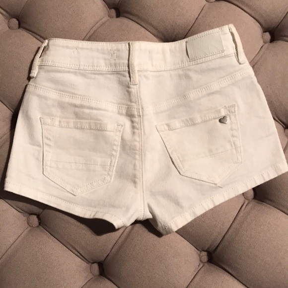SOLD - Kendall AND Kylie white jean short - Picture 4 of 5